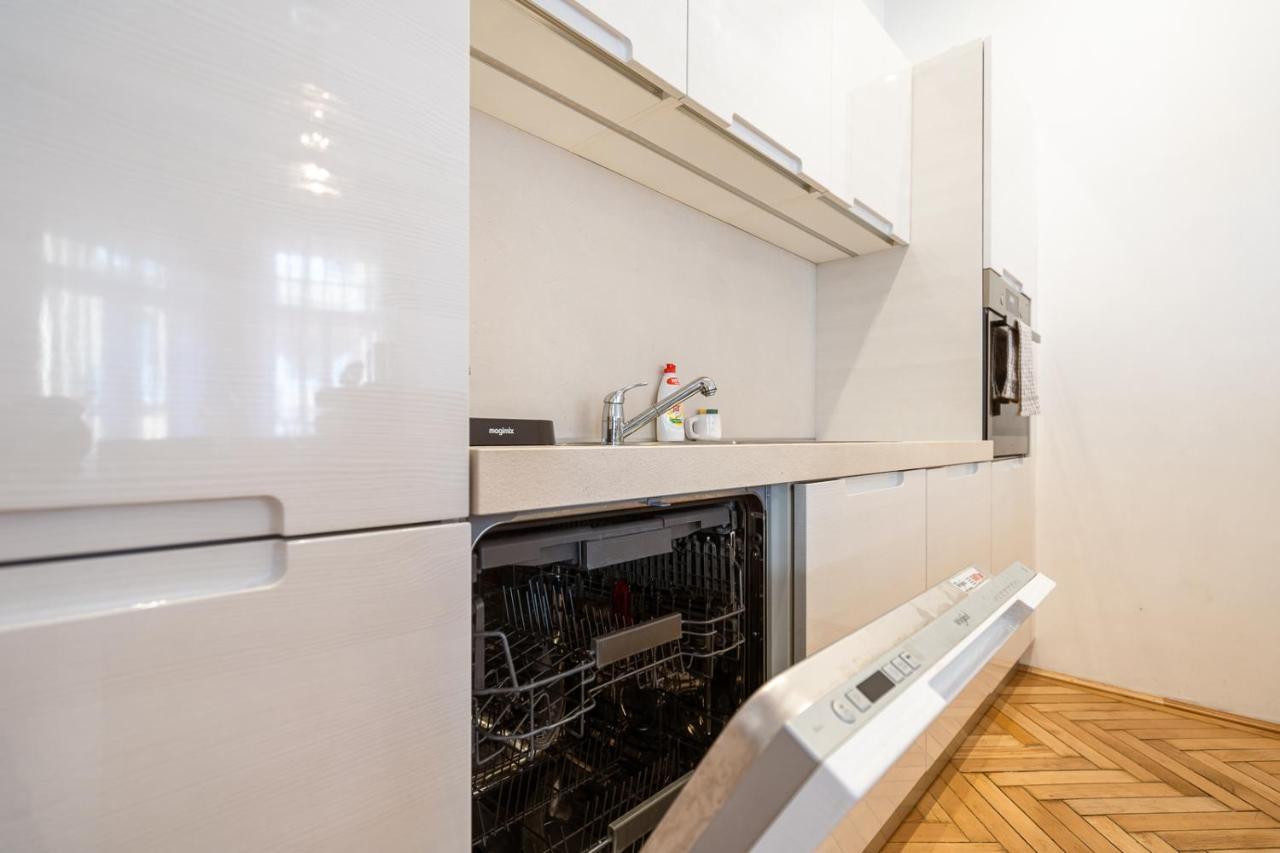 Garys Bright And Spacious Two Bedroom Flat Near Danube Budapest Bagian luar foto