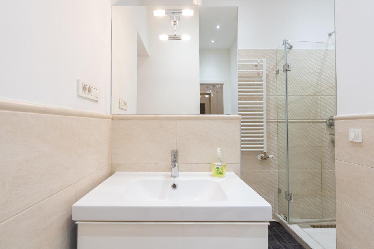 Garys Bright And Spacious Two Bedroom Flat Near Danube Budapest Bagian luar foto