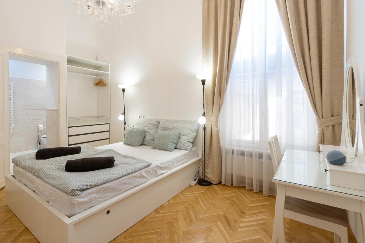 Garys Bright And Spacious Two Bedroom Flat Near Danube Budapest Bagian luar foto
