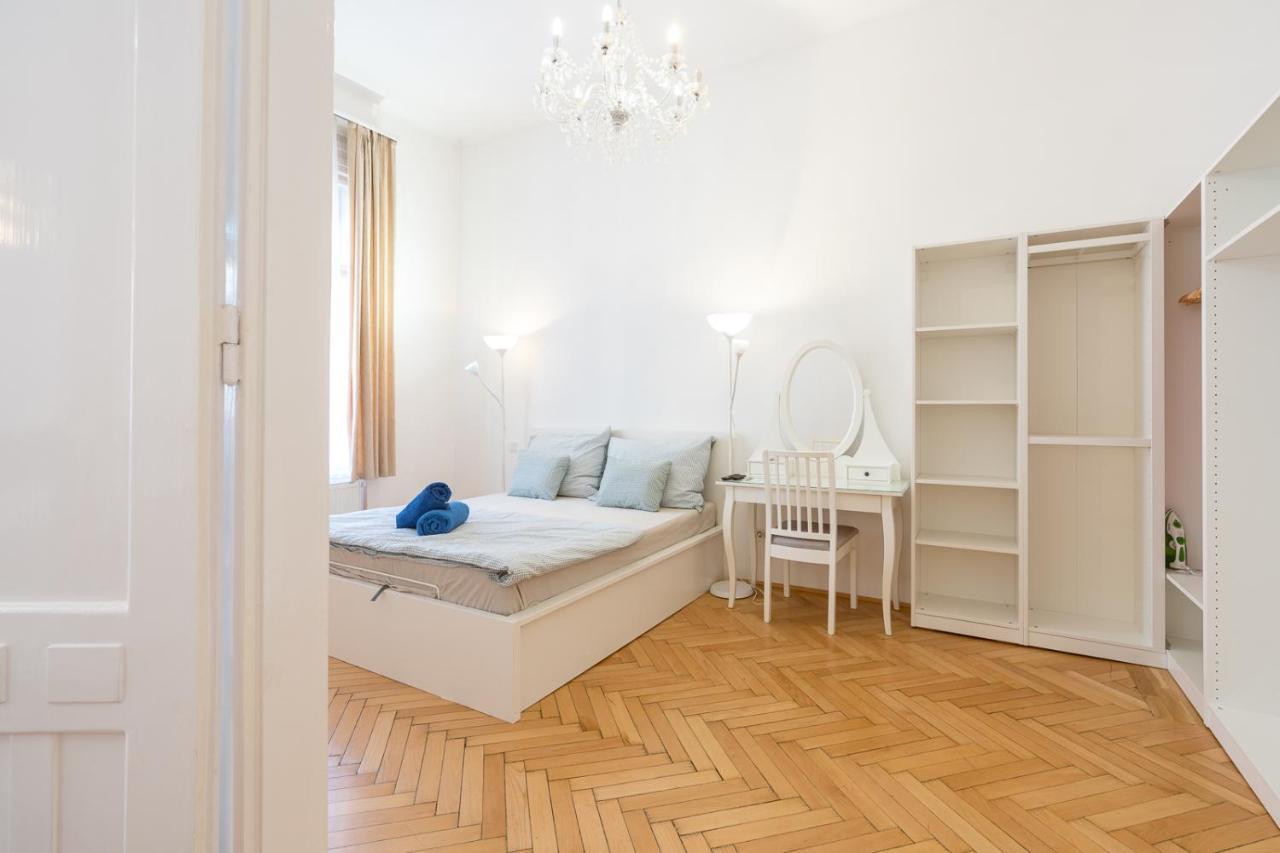 Garys Bright And Spacious Two Bedroom Flat Near Danube Budapest Bagian luar foto