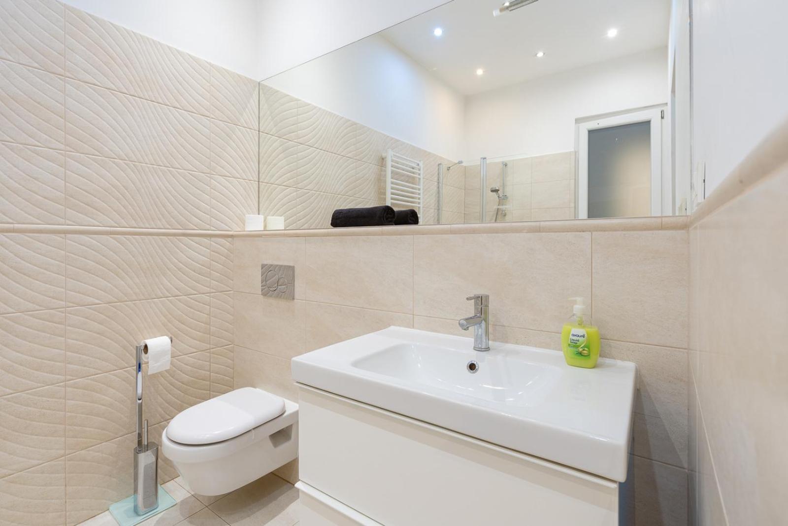 Garys Bright And Spacious Two Bedroom Flat Near Danube Budapest Bagian luar foto