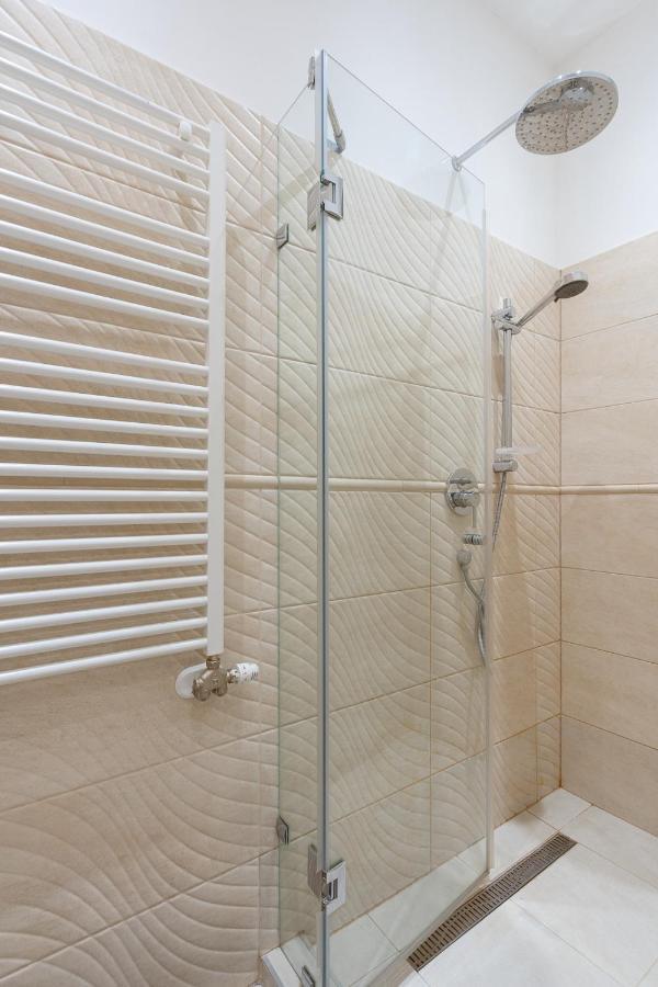 Garys Bright And Spacious Two Bedroom Flat Near Danube Budapest Bagian luar foto