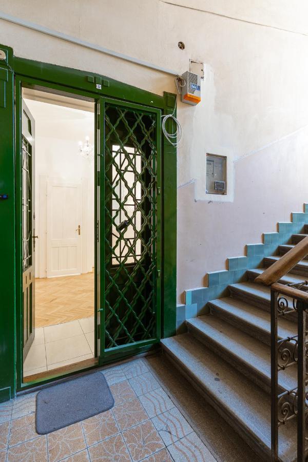 Garys Bright And Spacious Two Bedroom Flat Near Danube Budapest Bagian luar foto